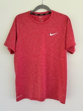 Nike Men’s Swim UPF 40+ Red Short Sleeve Performance Tee Med Sun Protection